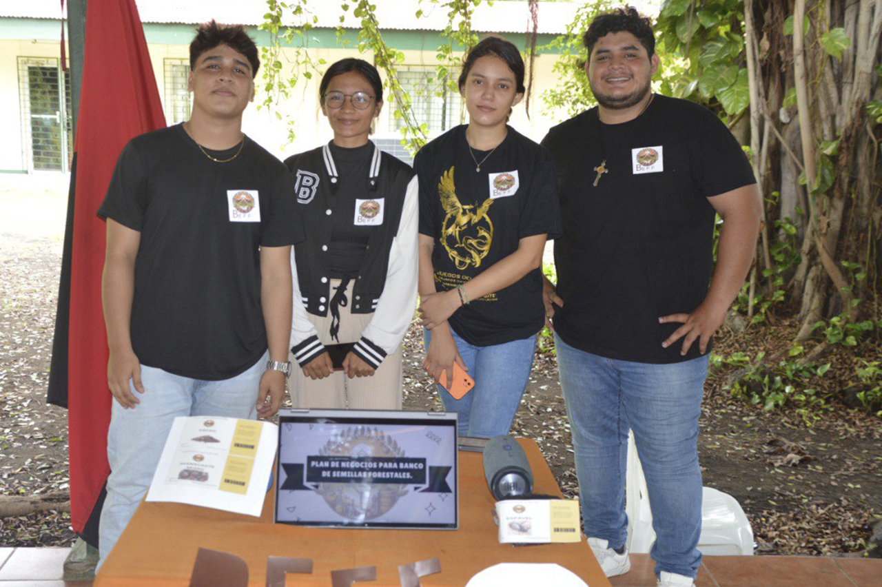 Estudiantes de Ingeniería Forestal presentan sus ideas de Empresas Forestales