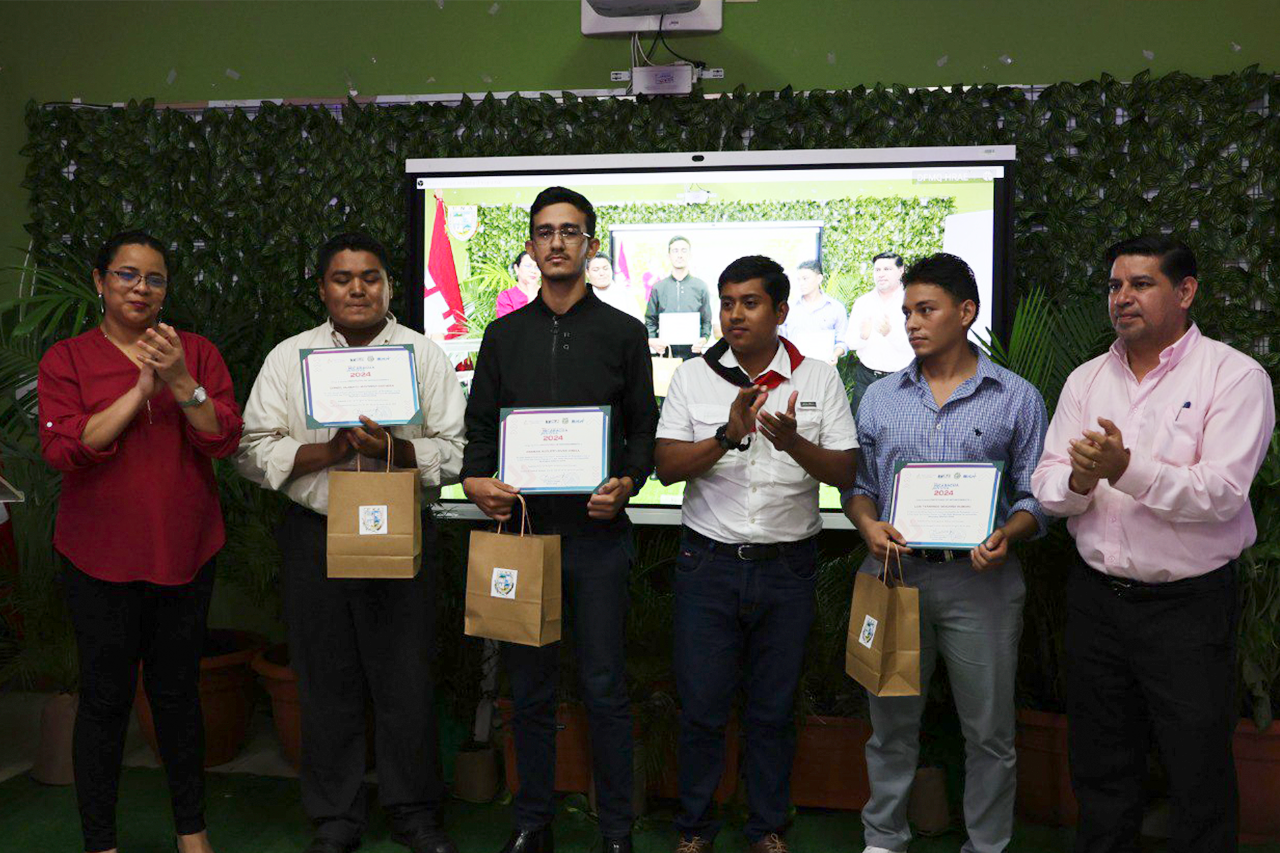 Reconocimientos a los estudiantes que obtuvieron el 1er Lugar en la Categoría Innovación de Procesos en el Rally Nacional de Innovación