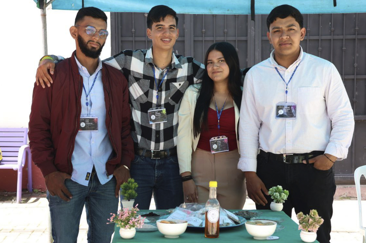 Presentación de productos en la Feria de Emprendimiento de UNICAM UNA Jinotega