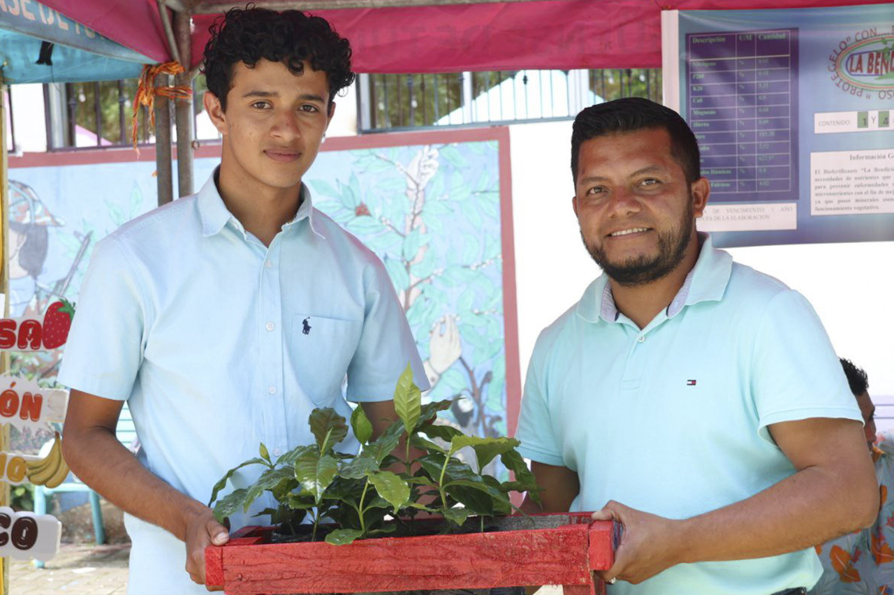 Presentación de productos en la Feria de Emprendimiento de UNICAM UNA Jinotega