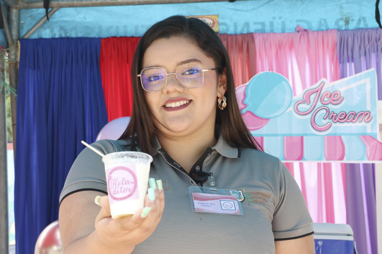 Presentación de productos en la Feria de Emprendimiento de UNICAM UNA Jinotega