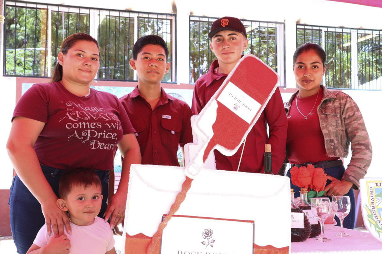 Presentación de productos en la Feria de Emprendimiento de UNICAM UNA Jinotega