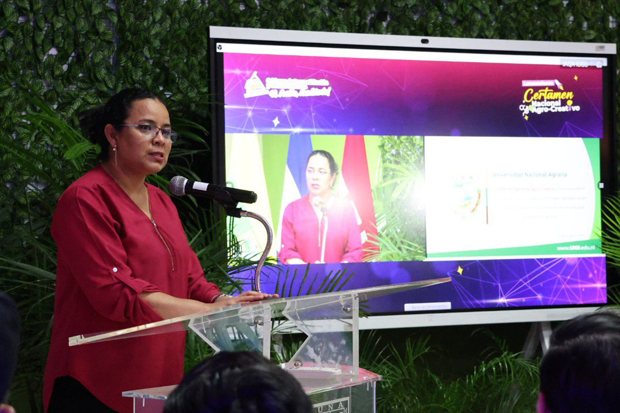 Máster Evelyn Aguilar, directora de la Dirección Académica de la UNA.