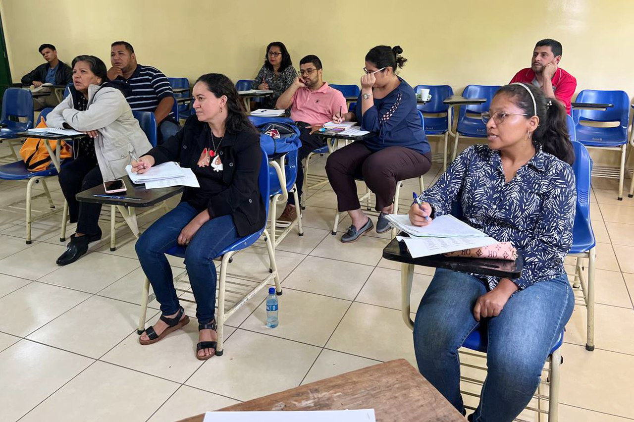 Colaboradores de UNA recibe curso Inglés