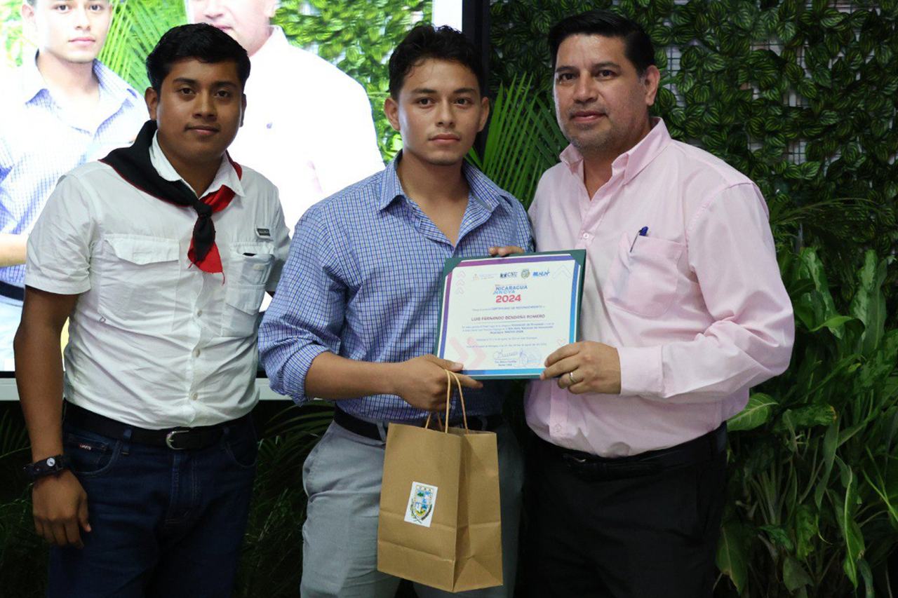 Eick Cruz, secretario general de la UNA entrega reconocimientos a los estudiantes que obtuvieron el 1er Lugar en la Categoría Innovación de Procesos en el Rally Nacional de Innovación