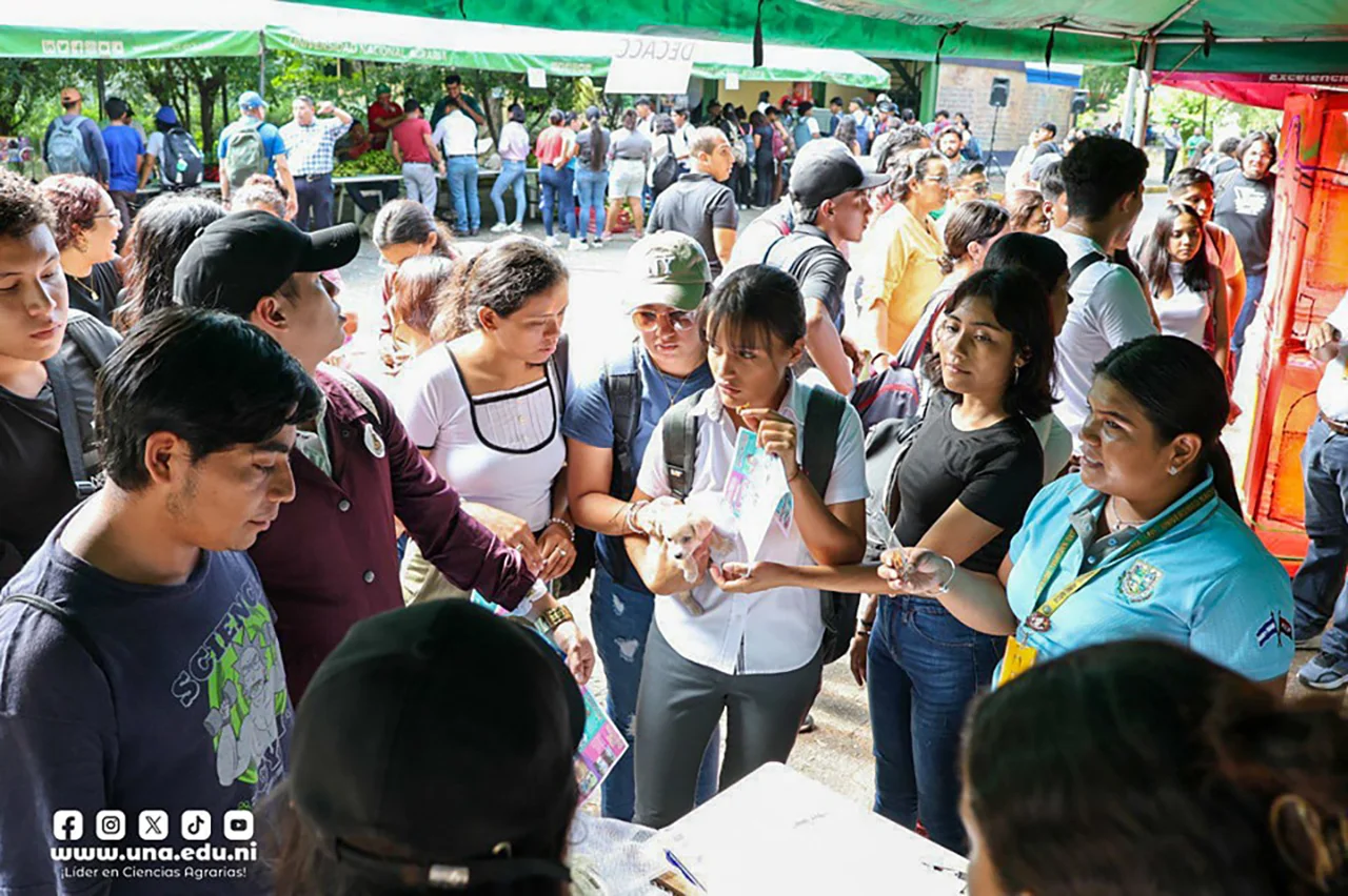 Feria en celebración al día nacional del campesino en la UNA