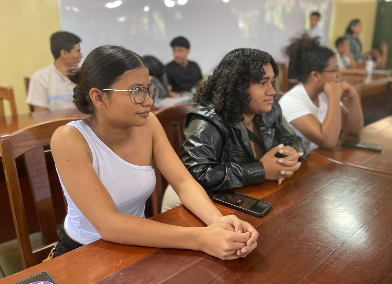 Participantes del panel “Experiencias en estudios de conservación de lora nuca amarilla y tortugas marinas”