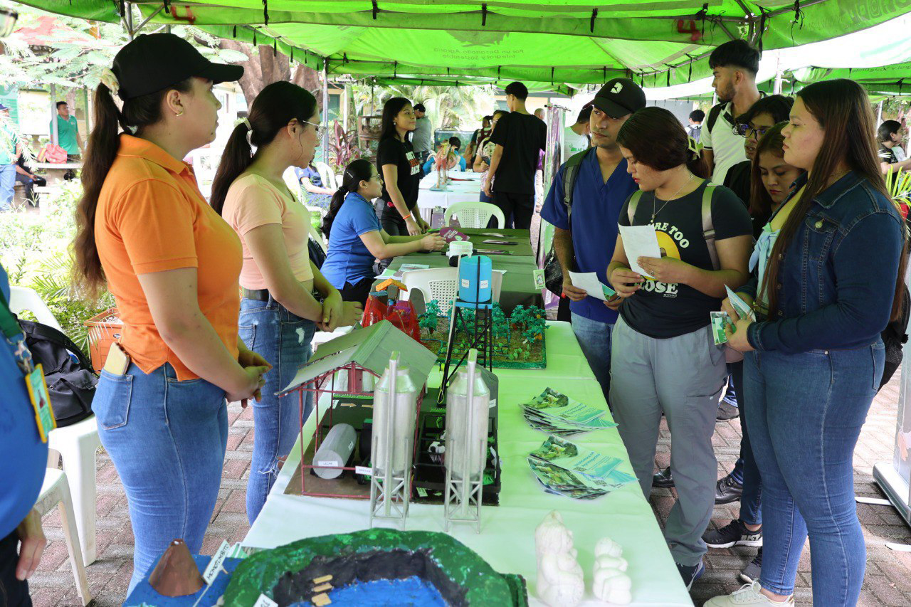 Participantes en la Feria Vocacional “Viví UNA Experiencia Agraria 2025”