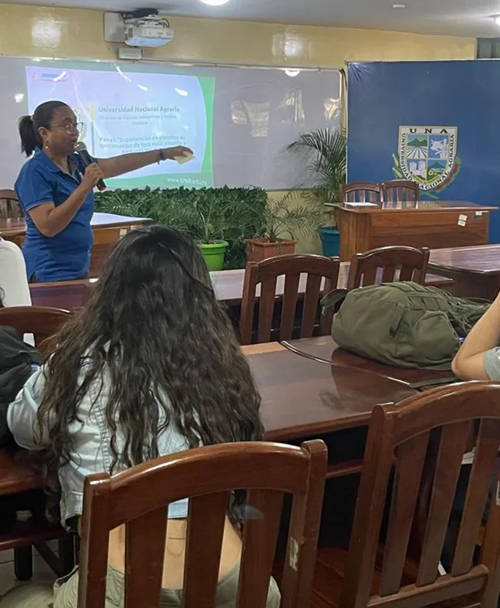 panel “Experiencias en estudios de conservación de lora nuca amarilla y tortugas marinas”