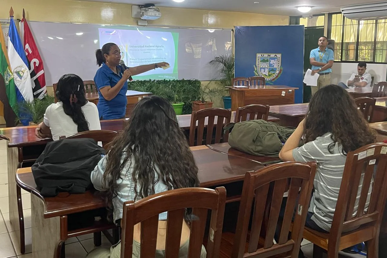 panel “Experiencias en estudios de conservación de lora nuca amarilla y tortugas marinas”