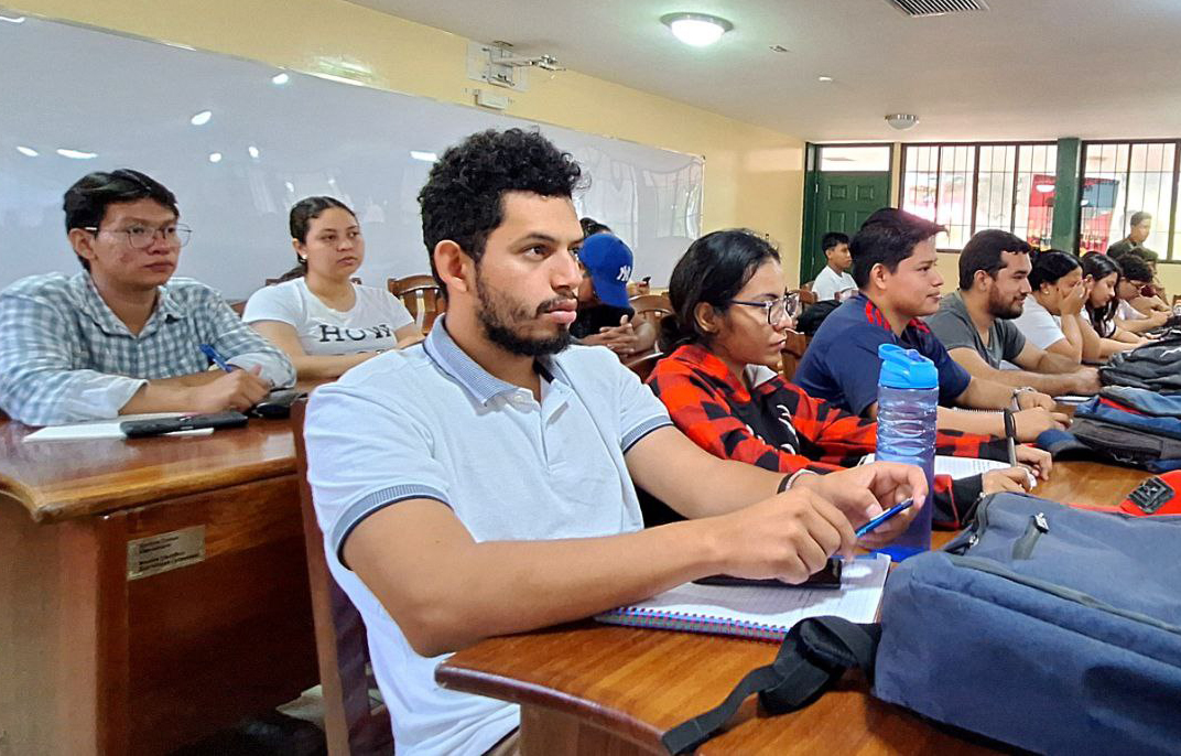 Participantes conversatorio