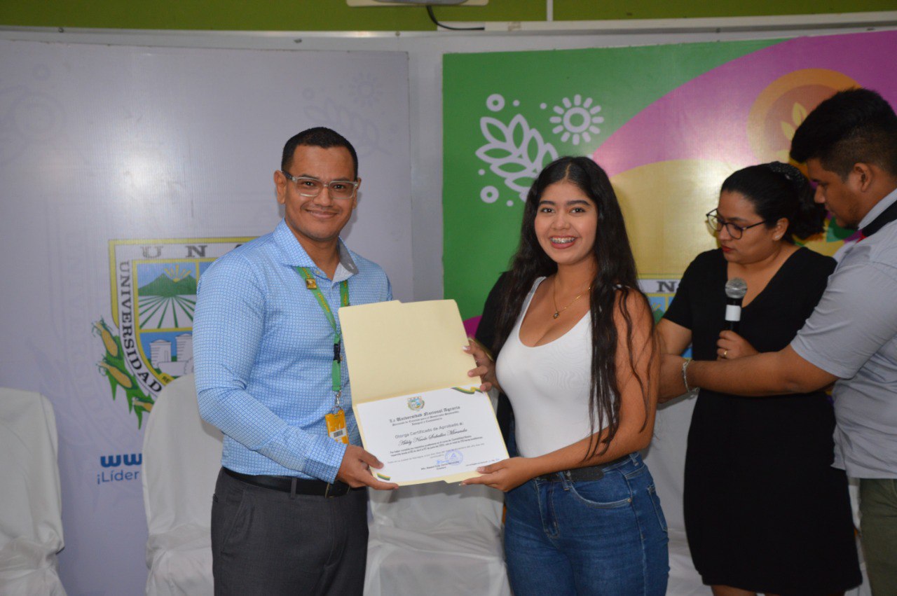 entrega reconocimiento de Experiencia Agraria a estudiantes destacados de las carreras de Agronegocios, Desarrollo Rural y Turismo Rural y Comunitario