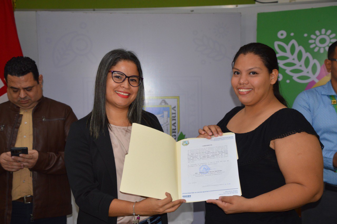 Entrega del reconocimiento de Experiencia Agraria a estudiantes destacados de las carreras de Agronegocios, Desarrollo Rural, y Turismo Rural y Comunitario.