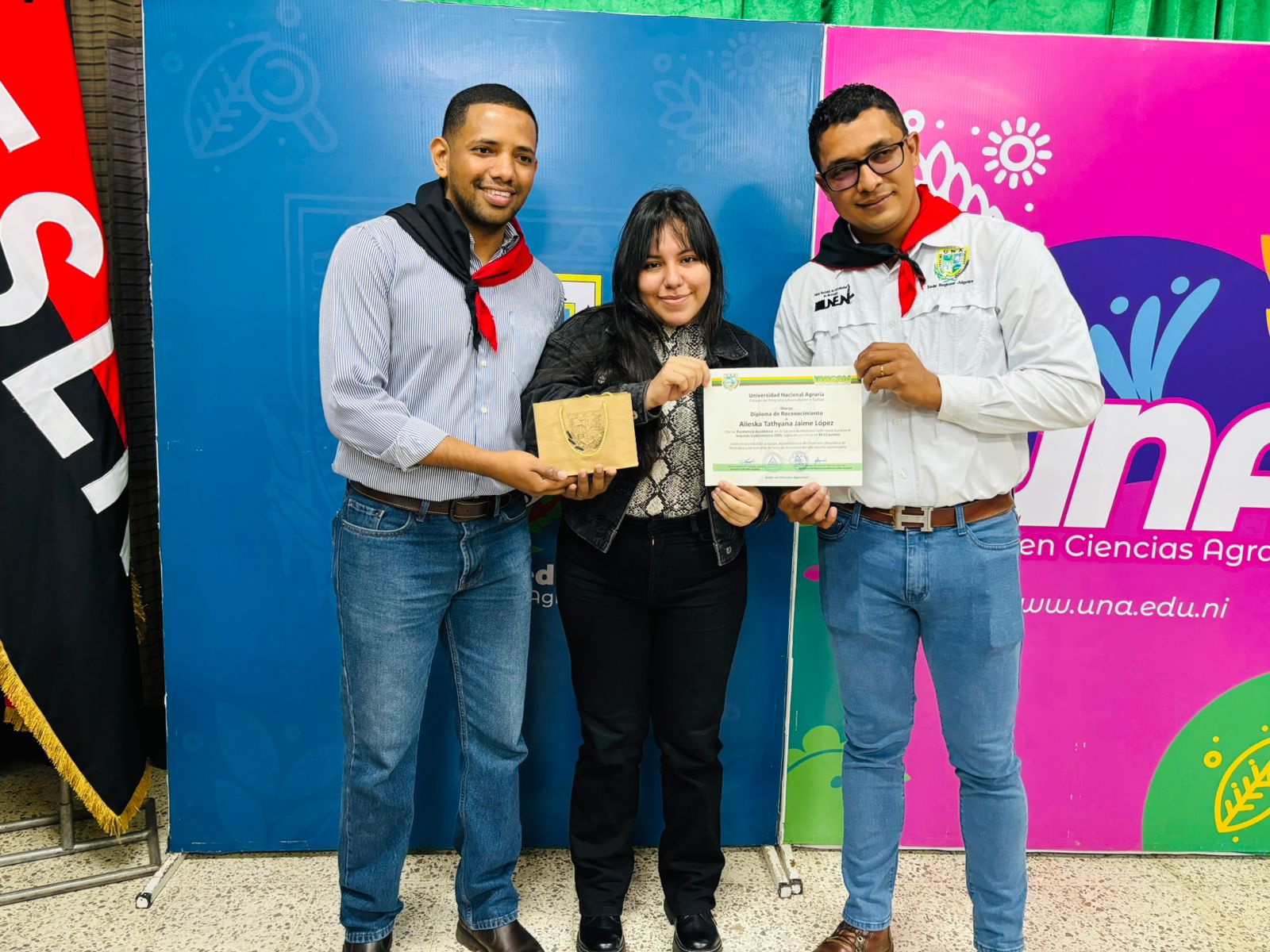 Estudiantes reciben certificado