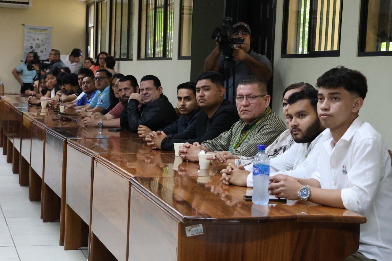 Participantes presentación de la revista científica