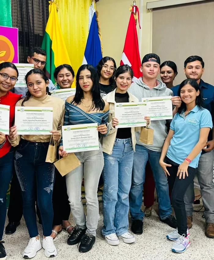 Estudiantes reciben certificados UNA