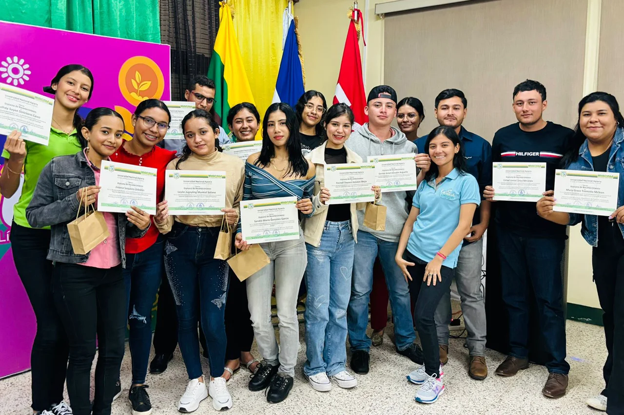 Estudiantes reciben certificados UNA