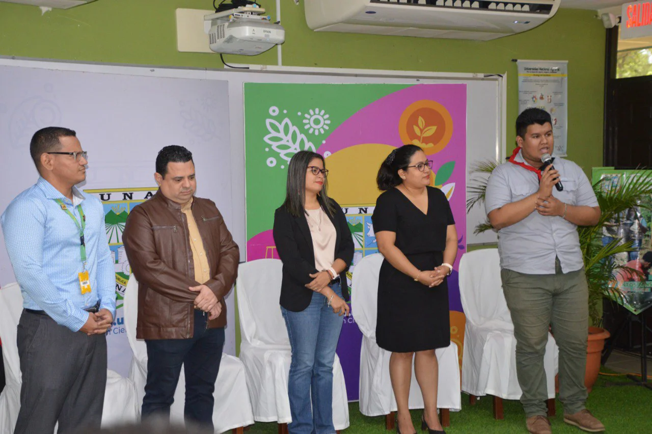 entrega reconocimiento de Experiencia Agraria a estudiantes destacados de las carreras de Agronegocios, Desarrollo Rural y Turismo Rural y Comunitario