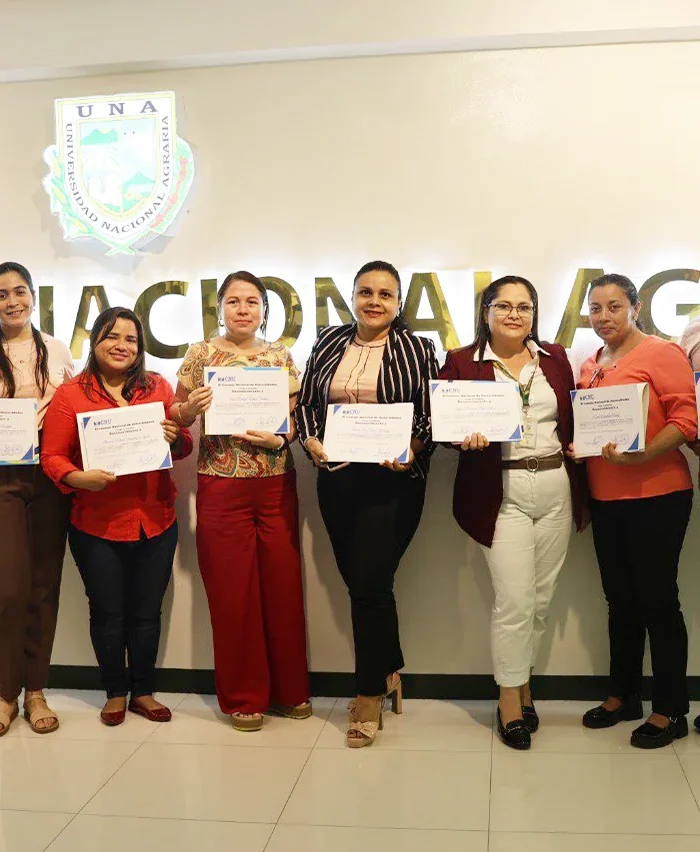 entrega de diplomas de reconocimientos a docentes especialistas y acompañantes curriculares