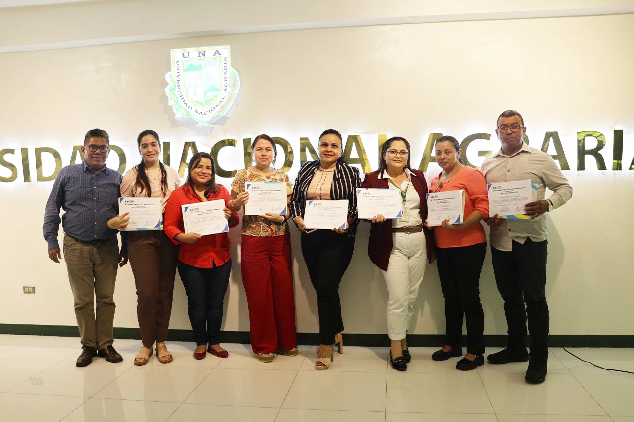 entrega de diplomas de reconocimientos a docentes especialistas y acompañantes curriculares