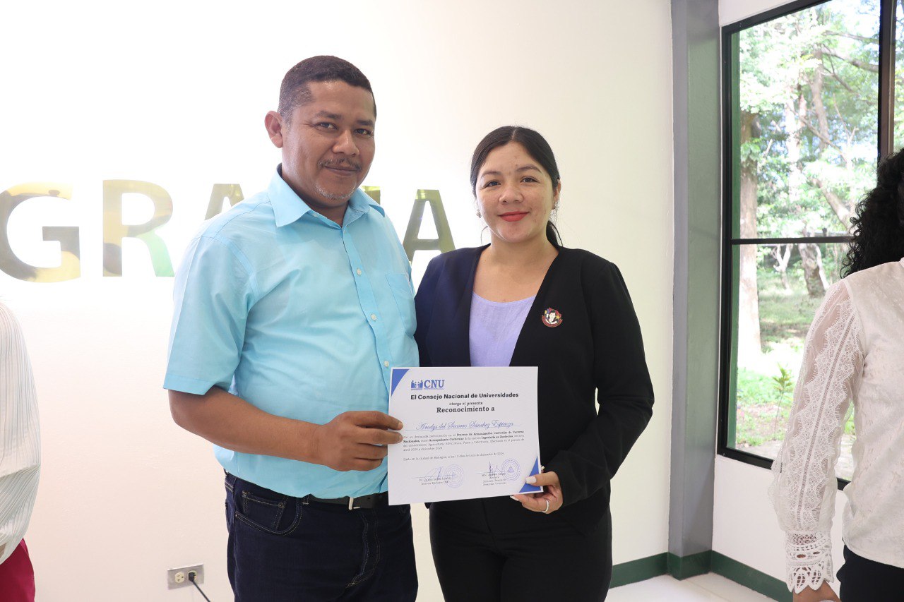 entrega de diplomas de reconocimientos a docentes especialistas y acompañantes curriculares