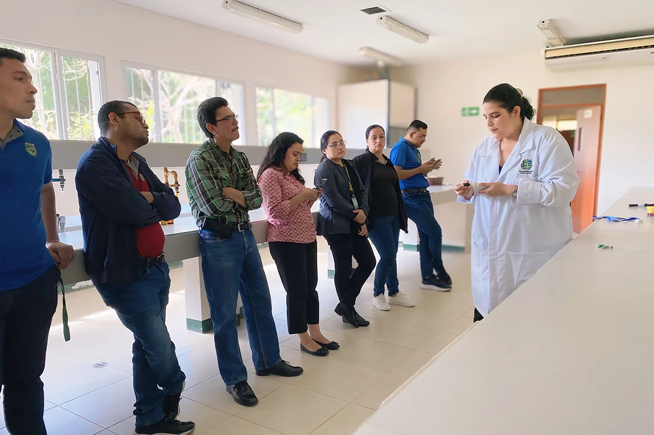 taller para docentes sobre el mantenimiento y calibración de equipos para medición de PH y oxímetros utilizados en la acuicultura